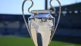 曼联足球王者再陷低谷：成绩下滑、财务困境与薪资改革挑战